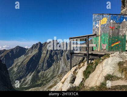 Bemaltes Plumpsklo mit Ausblick auf dem Rysy in der Slowakei Stockfoto