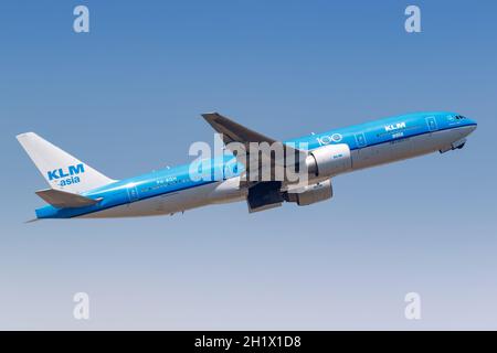 Hongkong, China - 20. September 2019: KLM Asia Boeing 777-200ER am Flughafen Hongkong (HKG) in China. Boeing ist eine amerikanische Flugzeugmanufact Stockfoto