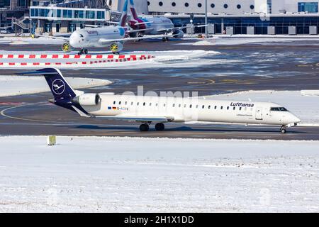 Stuttgart, 11. Februar 2021: Lufthansa CityLine Bombardier CRJ-900 Flugzeug am Flughafen Stuttgart (STR) in Deutschland. Stockfoto