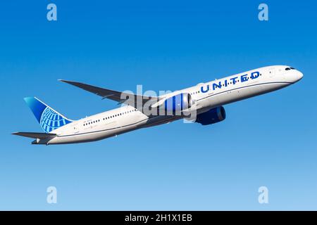 Frankfurt, Deutschland - 13. Februar 2021: United Airlines Boeing 787-10 Dreamliner Flugzeug am Frankfurter Flughafen (FRA) in Deutschland. Stockfoto