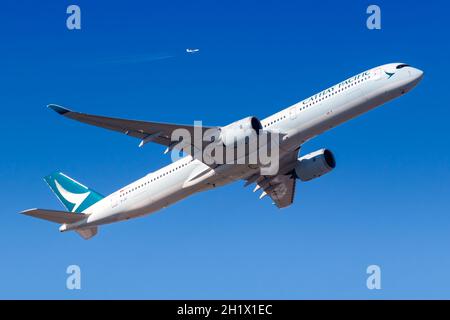 Frankfurt, Deutschland - 13. Februar 2021: Cathay Pacific Airbus A350-1000 Flugzeug am Frankfurter Flughafen (FRA) in Deutschland. Airbus ist ein europäisches Flugzeug Stockfoto