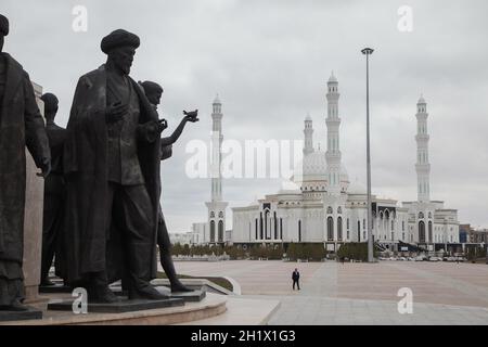 NUR SULTAN-KASACHSTAN - 04/28/2017: Blick auf das kasachische Eli-Denkmal auf dem Unabhängigkeitsplatz in Astana, der Hauptstadt Kasachstans Stockfoto