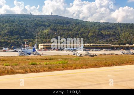 Rhodos, Griechenland - 14. September 2018: Flugzeuge am Flughafen Rhodos (RHO) in Griechenland. Stockfoto