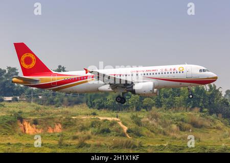 Chengdu, China - 22. September 2019: Airbus A320 von Chengdu Airlines am Flughafen Chengdu Shuangliu (CTU) in China. Stockfoto