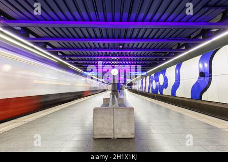 Zürich, Schweiz - 23. September 2020: SBB Zug am Bahnhof Zürich Airport in der Schweiz. Stockfoto