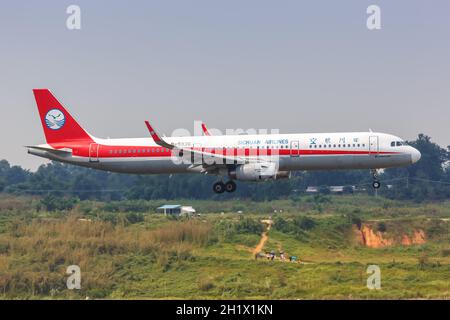 Chengdu, China - 22. September 2019: Airbus A321 von Sichuan Airlines am Flughafen Chengdu Shuangliu (CTU) in China. Stockfoto