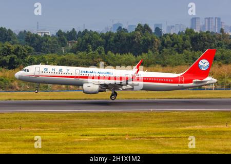 Chengdu, China - 22. September 2019: Airbus A321 von Sichuan Airlines am Flughafen Chengdu Shuangliu (CTU) in China. Stockfoto