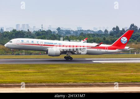 Chengdu, China - 22. September 2019: Airbus A350-900 von Sichuan Airlines am Flughafen Chengdu Shuangliu (CTU) in China. Stockfoto