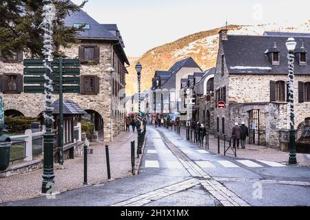 Saint-Lary-Soulan, Frankreich - 26. Dezember 2020: Hauptstraße des berühmten Skigebiets, wo die Menschen an einem Wintertag spazieren gehen Stockfoto