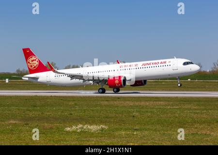 Hamburg, Deutschland - 20. April 2021: Juneyao Air Airbus A321neo auf dem Flughafen Hamburg Finkenwerder (XFW) in Deutschland. Stockfoto