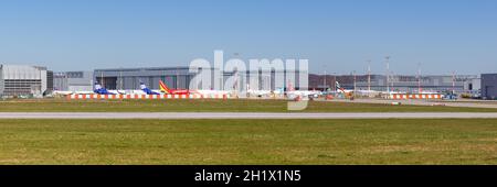 Hamburg, Deutschland - 20. April 2021: Flugzeuge im Airbus-Werk Hamburg Finkenwerder in Deutschland. Stockfoto