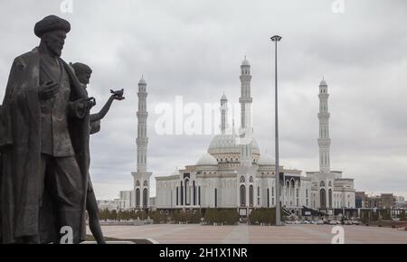 Nur Sultan/KASACHSTAN - 04/28/2017: Blick auf das kasachische Eli-Denkmal auf dem Unabhängigkeitsplatz in Astana, der Hauptstadt Kasachstans Stockfoto