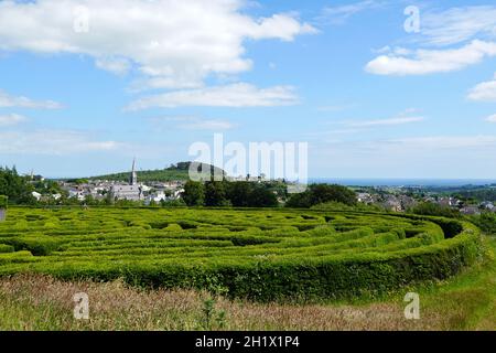 Castlewellan Peace Maze mit der Stadt Castlewellan im Hintergrund. Nordirland Stockfoto