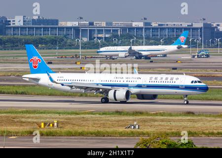 Guangzhou, China - 24. September 2019: Airbus A321neo von China Southern Airlines am Flughafen Guangzhou Baiyun (CAN) in China. Stockfoto