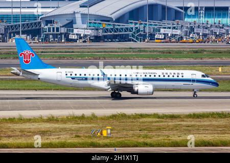 Guangzhou, China - 24. September 2019: Flugzeug der China Southern Airlines Embraer 190 am Flughafen Guangzhou Baiyun (CAN) in China. Stockfoto