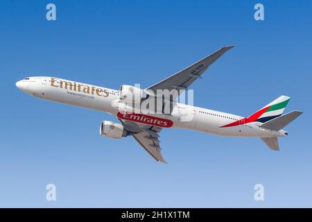 Dubai, Vereinigte Arabische Emirate - 22. Mai 2021: Emirates Boeing 777-300ER am Flughafen Dubai (DXB) in den Vereinigten Arabischen Emiraten. Stockfoto