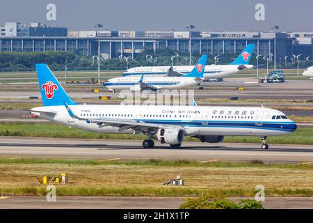 Guangzhou, China - 24. September 2019: Airbus A321 von China Southern Airlines am Flughafen Guangzhou Baiyun (CAN) in China. Stockfoto