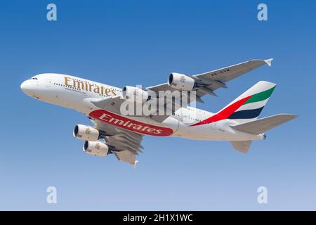 Dubai, Vereinigte Arabische Emirate - 22. Mai 2021: Emirates Airbus A380 am Flughafen Dubai (DXB) in den Vereinigten Arabischen Emiraten. Stockfoto