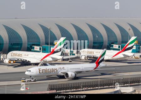 Dubai, Vereinigte Arabische Emirate - 27. Mai 2021: Emirates Boeing 777-300ER und Airbus A380-800 Flugzeuge am Flughafen Dubai (DXB) in den Vereinigten Arabischen Emiraten Stockfoto