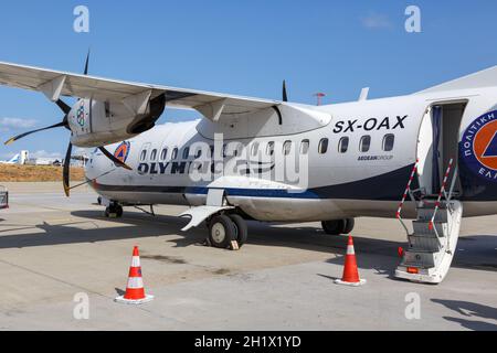 Athen, Griechenland - 21. September 2020: Olympic Air ATR 42-600 Flugzeug am Flughafen Athen (ATH) in Griechenland. Stockfoto