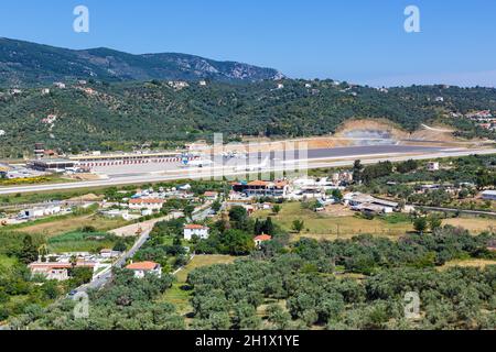 Skiathos, Griechenland - 6. Juni 2016: Überblick über den Flughafen Skiathos (JSI) in Griechenland. Stockfoto