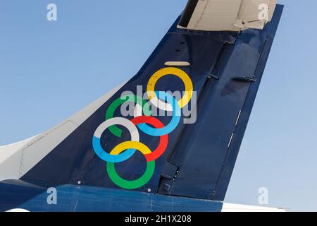 Athen, Griechenland - 21. September 2020: Olympic Air ATR 42-600 Flugzeugheck am Flughafen Athen (ATH) in Griechenland. Stockfoto