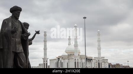 Nur Sultan/KASACHSTAN - 04/28/2017: Blick auf das kasachische Eli-Denkmal auf dem Unabhängigkeitsplatz in Astana, der Hauptstadt Kasachstans Stockfoto