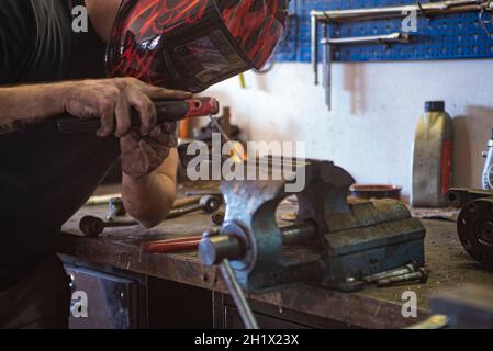 Detail von man schweißt Metall in einer Werkstatt Stockfoto