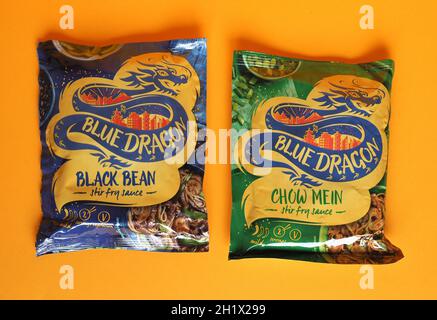 LONDON, Großbritannien - CA. JUNI 2021: Päckchen mit schwarzen Blue Dragon-Bohnen und Chow mein-Rührsoße Stockfoto