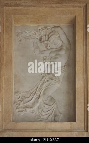 TURIN, ITALIEN - CA. AUGUST 2021: bas-Relief einer Frau von einem unbekannten Künstler aus dem frühen 20. Jahrhundert an der Universität Turin Stockfoto