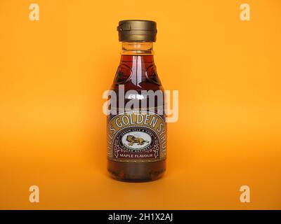 LIVERPOOL, Großbritannien - CIRCA JUNI 2021: Flasche goldenen Ahornsirup von Tate und Lyle Stockfoto