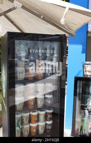 Antalya, Türkei - 11. Mai 2021: Starbucks Selbstbedienungskaffeemaschine im Freien an der Tankstelle in Antalya, Türkei am 11. Mai 2021. Dies ist eine Premium-Insel Stockfoto
