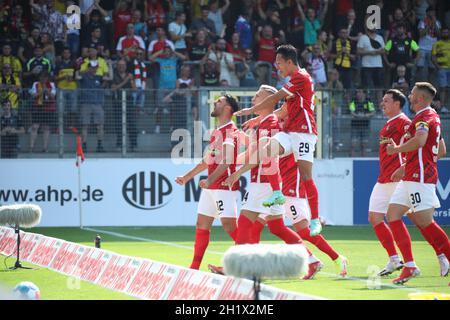 Vincenzo Grifo (SC Freiburg) trifft mit Freistoß zum 1:0, die Kollegen feiern den Torschützen und jubeln mit den Fans, 1. FBL: 21-22: 2. Spt. SC Fr. Stockfoto