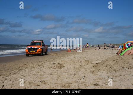 Julianadorp, Niederlande. August 2021. Rettungsschwimmer patrouillieren an einem sonnigen Tag am Strand. Hochwertige Fotos Stockfoto