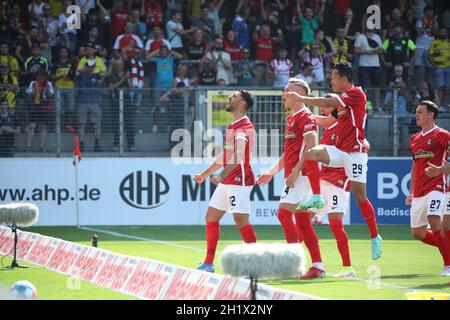 Jubel, Trubel, Heiterkeit - die Freiburger Spieler feiern vor der Osttribüne den Torschützen Vincenzo Grifo (SC Freiburg) zum 1:0, 1. FBL: 21-22: 2. Stockfoto