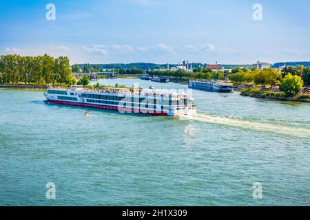 Speyer, Deutschland - 21. August 2021: Transport von Gütern auf dem Rhein, Fähre, Kreuzfahrtschiff und Boote Stockfoto