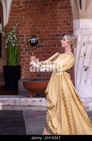 Krakau, Polen - 29. Juli 2021: Aufführung - Harmonia Mundi mit dem Cracovia Danza Ballet im Innenhof des Collegium Maius des Jagiell Stockfoto