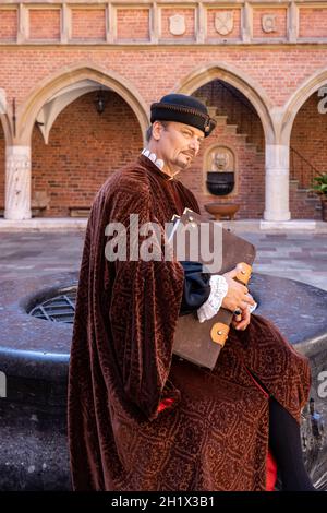 Krakau, Polen - 29. Juli 2021: Aufführung - Harmonia Mundi mit dem Cracovia Danza Ballet im Innenhof des Collegium Maius des Jagiell Stockfoto