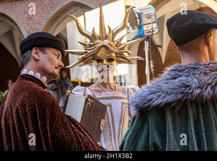 Krakau, Polen - 29. Juli 2021: Aufführung - Harmonia Mundi mit dem Cracovia Danza Ballet im Innenhof des Collegium Maius des Jagiell Stockfoto