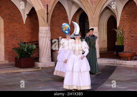 Krakau, Polen - 29. Juli 2021: Aufführung - Harmonia Mundi mit dem Cracovia Danza Ballet im Innenhof des Collegium Maius des Jagiell Stockfoto