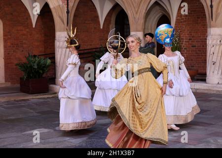 Krakau, Polen - 29. Juli 2021: Aufführung - Harmonia Mundi mit dem Cracovia Danza Ballet im Innenhof des Collegium Maius des Jagiell Stockfoto