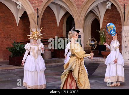 Krakau, Polen - 29. Juli 2021: Aufführung - Harmonia Mundi mit dem Cracovia Danza Ballet im Innenhof des Collegium Maius des Jagiell Stockfoto