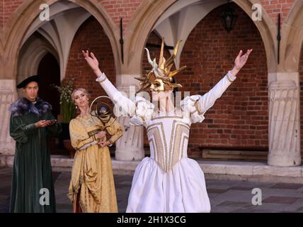 Krakau, Polen - 29. Juli 2021: Aufführung - Harmonia Mundi mit dem Cracovia Danza Ballet im Innenhof des Collegium Maius des Jagiell Stockfoto