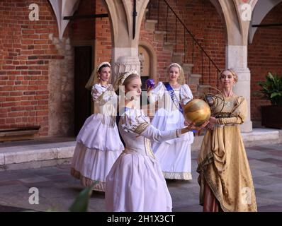 Krakau, Polen - 29. Juli 2021: Aufführung - Harmonia Mundi mit dem Cracovia Danza Ballet im Innenhof des Collegium Maius des Jagiell Stockfoto