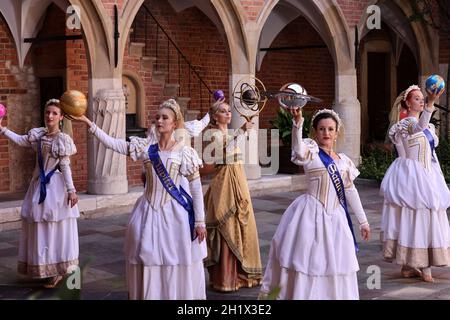 Krakau, Polen - 29. Juli 2021: Aufführung - Harmonia Mundi mit dem Cracovia Danza Ballet im Innenhof des Collegium Maius des Jagiell Stockfoto