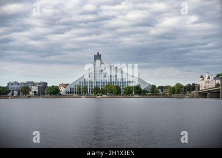 Riga, Lettland. 22. August 2021. Panoramablick auf die Lettische Nationalbibliothek Stockfoto