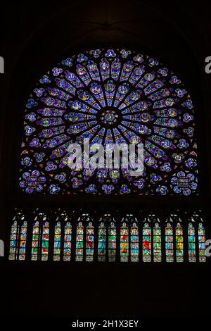 Paris, Kathedrale Notre Dame. Rosettenfenster des Nordtransepts. Die Verherrlichung der Jungfrau Maria Stockfoto