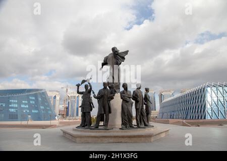 NUR SULTAN - KASACHSTAN - 04/28/2017: Blick auf das Kazahk-Eli-Denkmal auf dem Unabhängigkeitsplatz in Astana. Stockfoto