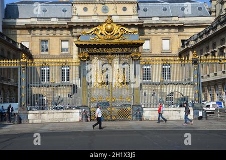 Tor mit goldenen Verzierungen, Eingang zum Palais de Justice in Paris, Frankreich Stockfoto