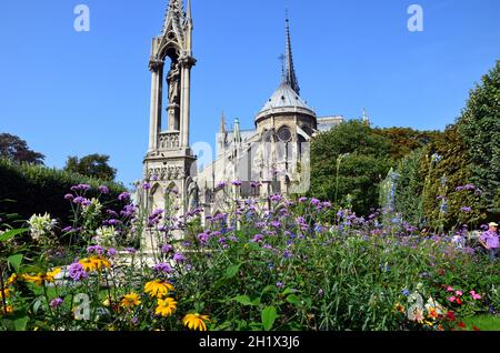 Paris - Brunnen der Jungfrau Maria auf dem Platz Jean XXIII und Ostseite der Kathedrale Notre Dame Stockfoto